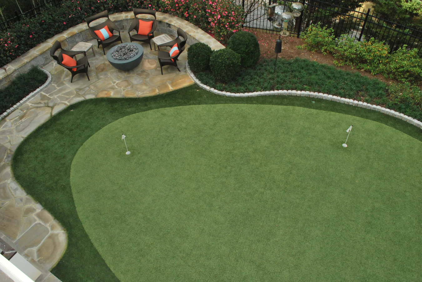 Synthetic Turf vs. Real Grass: Which Makes the Best Putting Green in Phoenix?